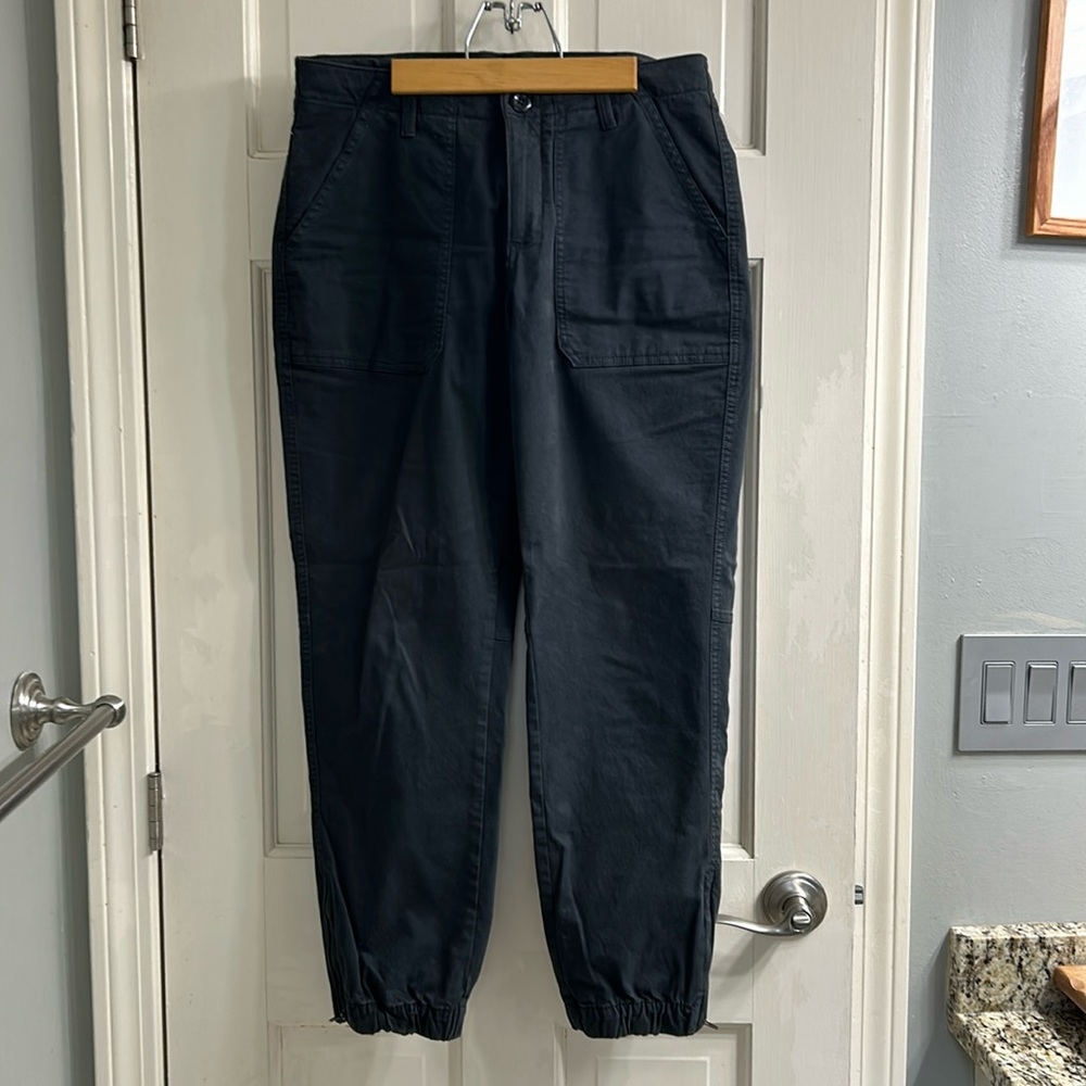 Women’s size 6 Banana Republic Khaki Jogger